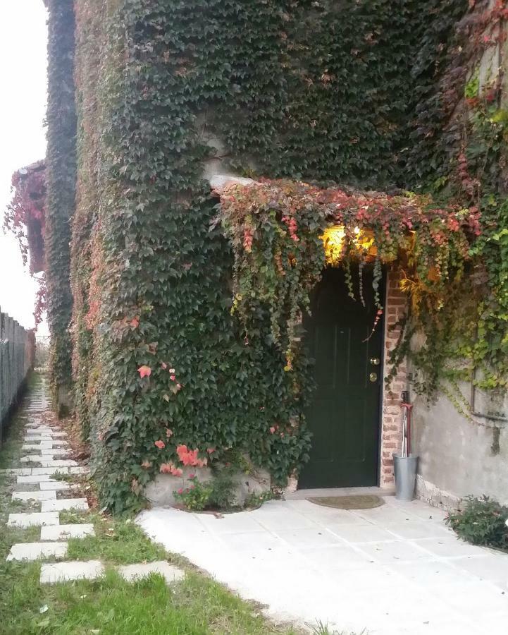 Az.Agr.Cascina Moretta Momo Exteriör bild