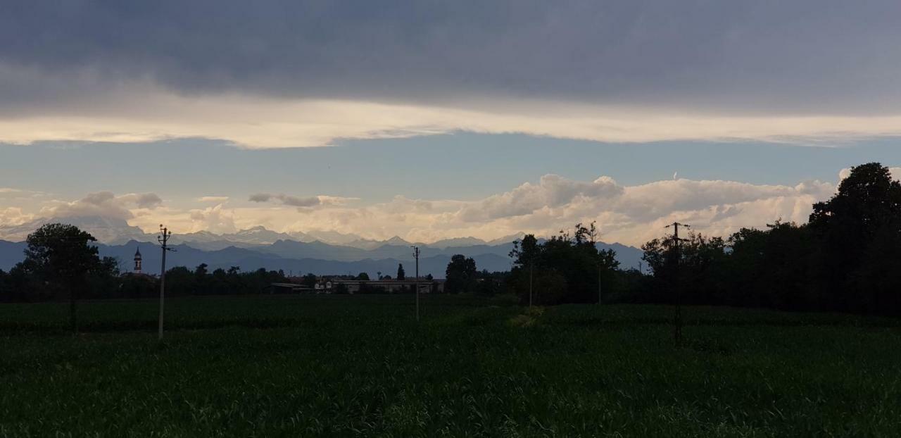 Az.Agr.Cascina Moretta Momo Exteriör bild